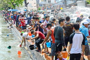 Throwing water on the Chiang Mai canal during Songkran